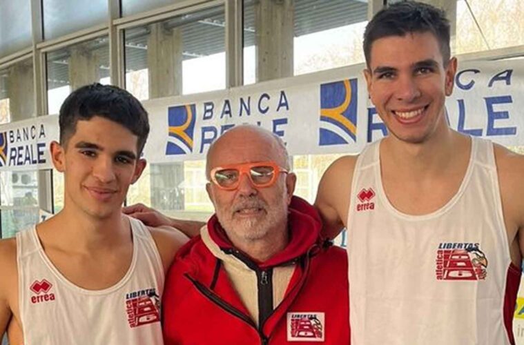 l'allenatore Obino tra gli atleti Blasi e Tisselli 