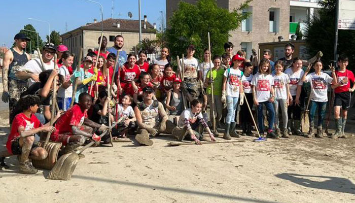 gli under 14 della libertas-atletica forlì al lavoro nell'inondazione 2023